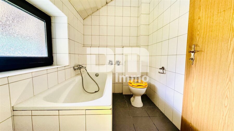 Großzügiges Einfamilienhaus mit viel Platz, riesigem Gartenareal und viel Potenzial - OG / DG Bad / Wanne